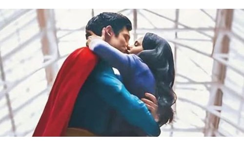 HİNDİSTAN, SUPERMAN'İN ŞEHVETLİ ÖPÜCÜKLERİNİ SANSÜRLEDİ